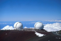 Zwei Teleskope auf dem Gipfel des Mauna Kea