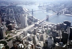 Blick auf den East River, die Brooklyn Bridge und die Manhattan Bridge
