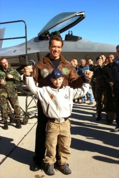 Arnold und sein Sohn auf einer Air Base im Dezember 2002