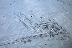 Der Flughafen aus der Luft im Winter